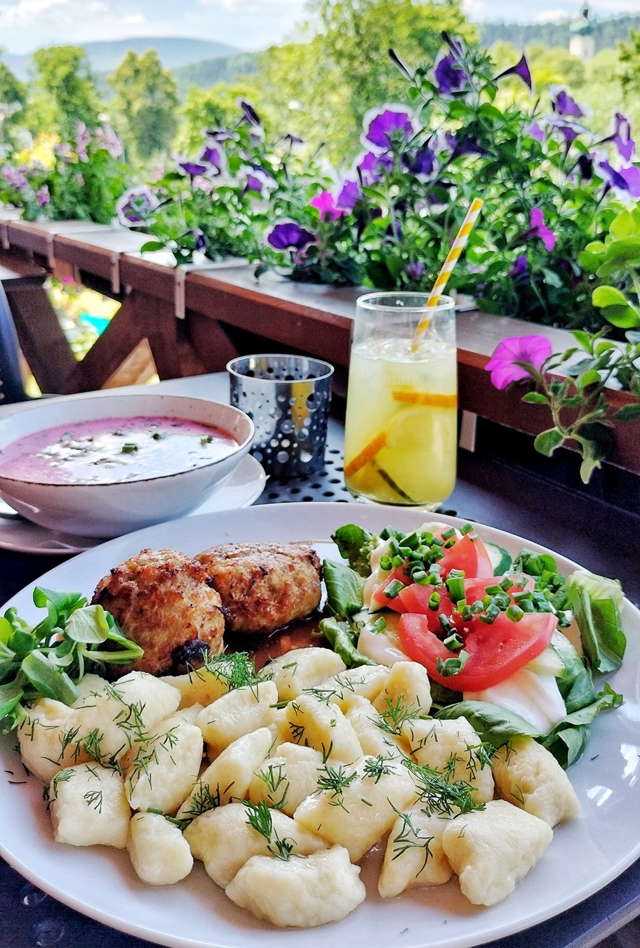 Obiad na tarasie latem