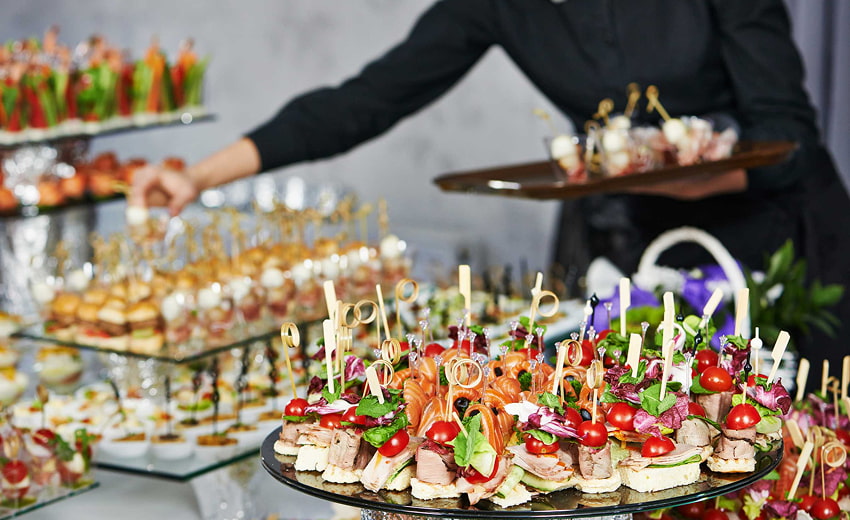 Eleganckie przekąski finger food na imprezie – catering eventowy z mini kanapkami i przystawkami