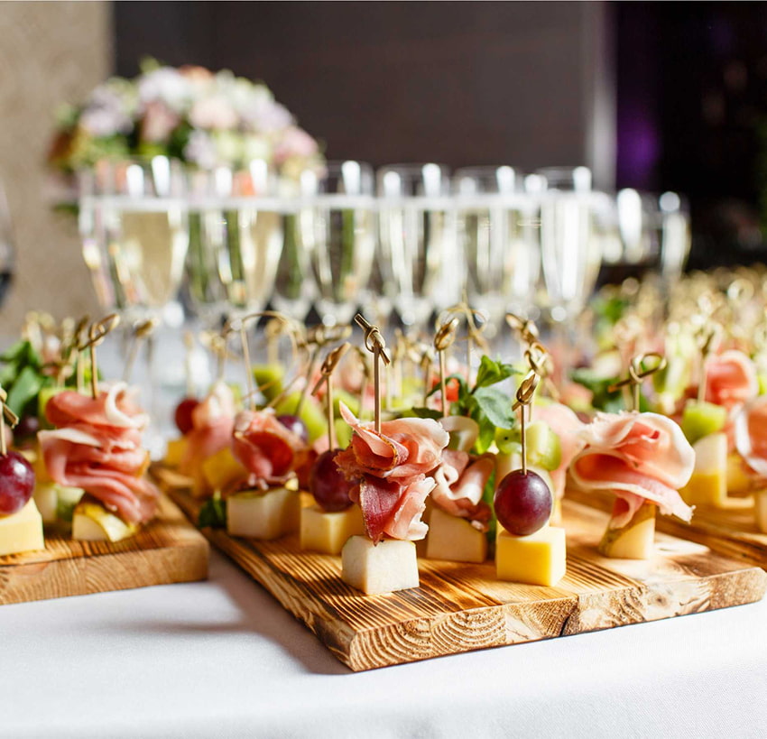Deski z przekąskami finger food, winogrona, sery i szynki – catering na imprezy i spotkania