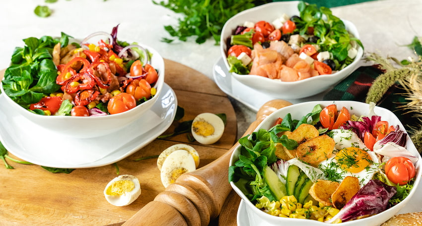 Kolorowe sałatki z warzywami, jajkiem i łososiem – zdrowy catering z dostawą