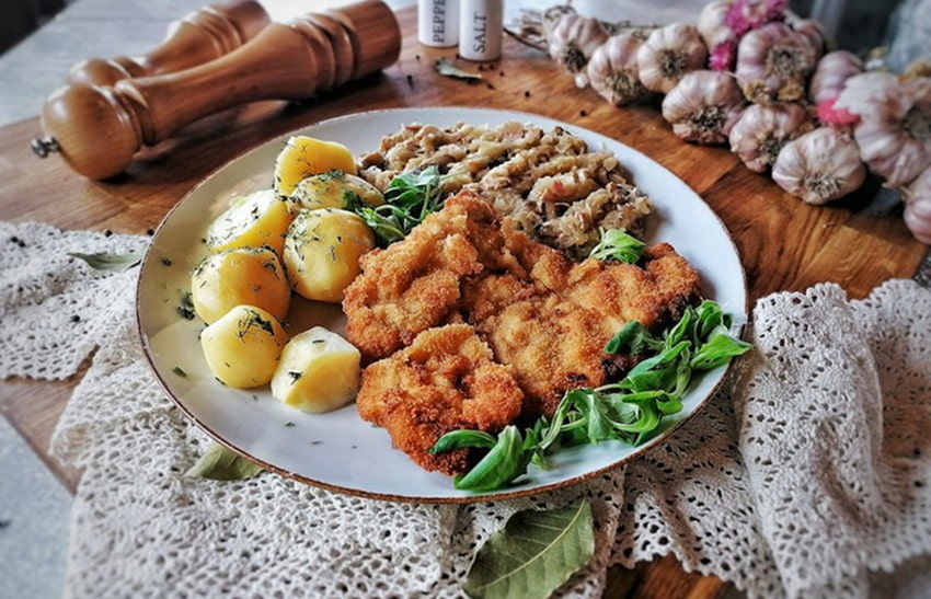 Tradycyjny obiad: schabowy, ziemniaki i kapusta – catering domowy z dowozem