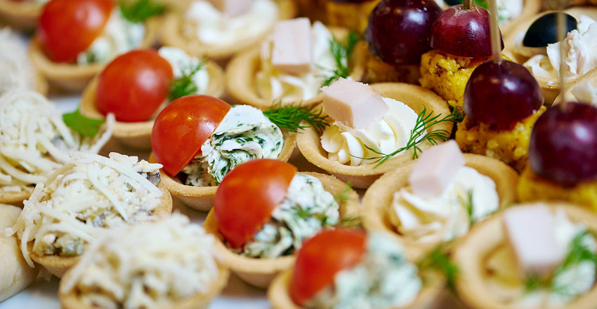 Mini przekąski cateringowe z serami, pomidorkami i ziołami – idealne na przyjęcie