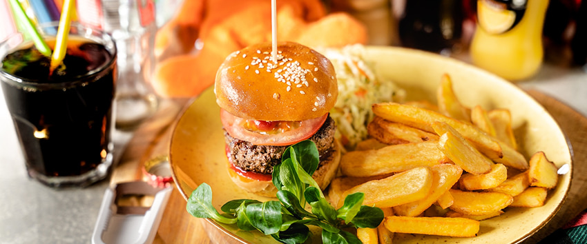 Soczysty burger z frytkami i napojem – catering fast food z dowozem