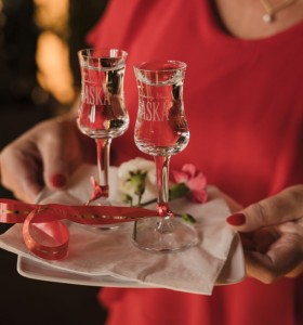 Powitanie wódką i dową Pary Młodej