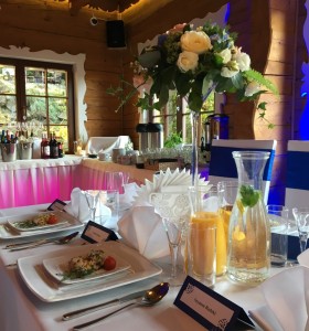 Gra świateł w drewnianym wnętrzu